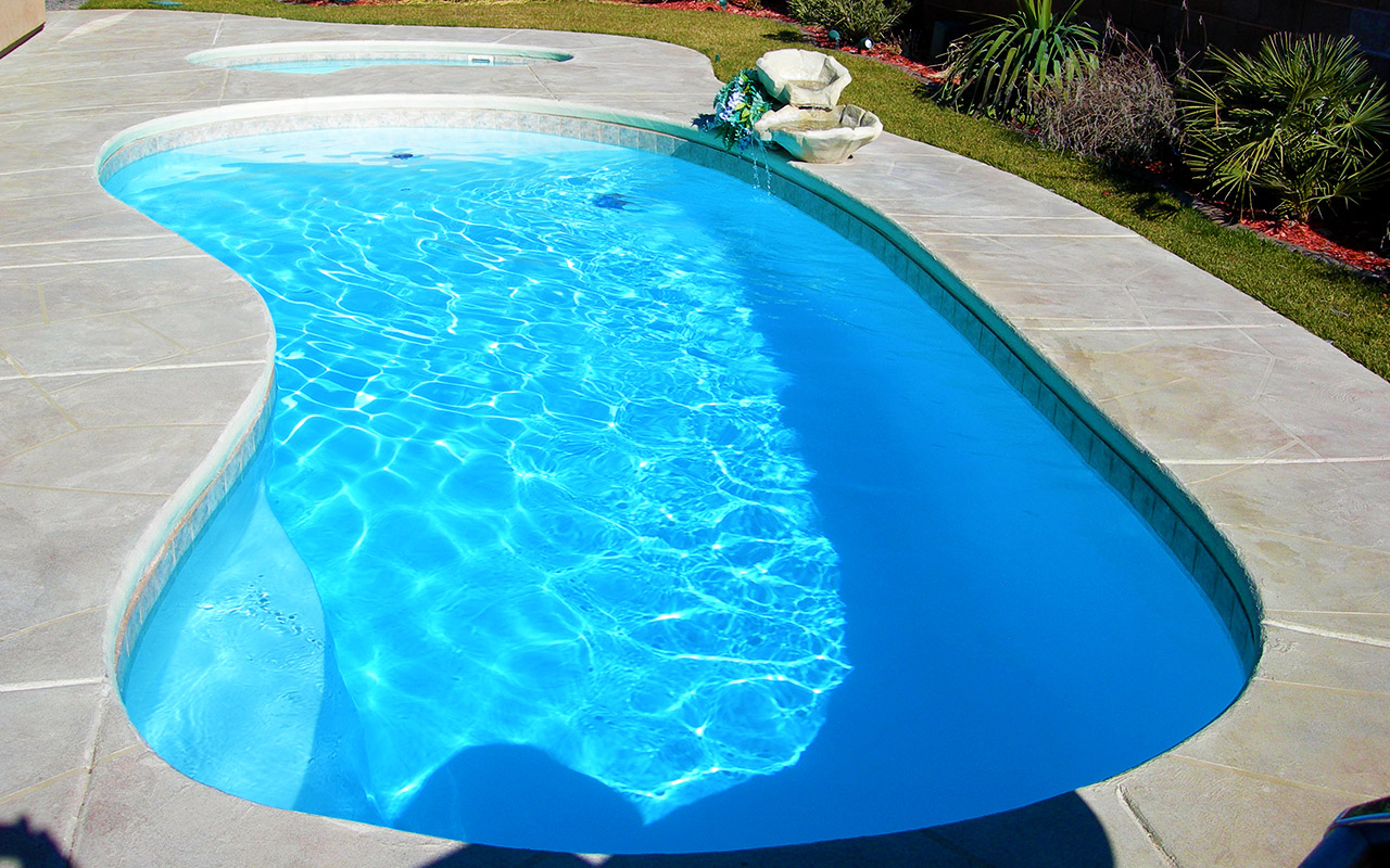Show Me Pools - Kidney Fiberglass Pool / Spa 02